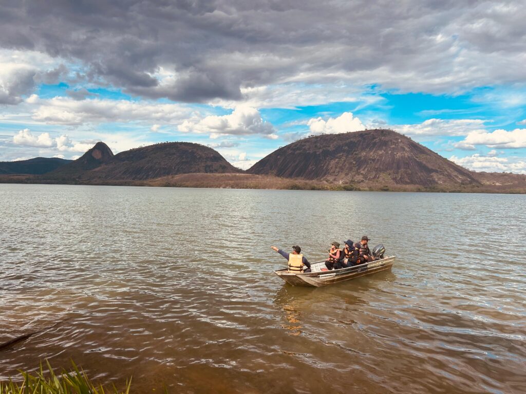 Pesquisadores em coleta de dados no Rio Doce
